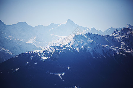 山上有高山阳光顶峰远足天空蓝色风景旅行暴风雪爬坡季节图片