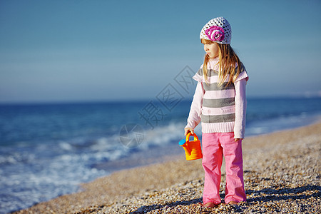 海滩上的孩子童年儿童婴儿女孩女性衣服闲暇青年图片