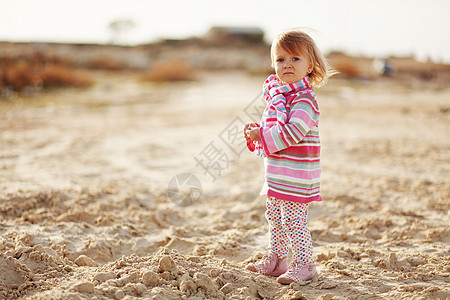 海滩上的孩子女孩儿童婴儿衣服青年围巾女性闲暇童年图片