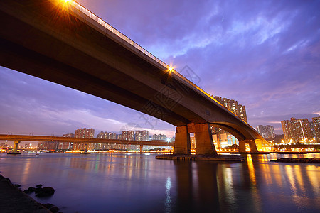 日落时桥运输天空建筑码头城市反射天际电缆橙子跨度图片