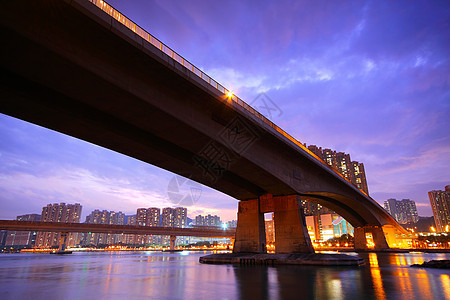 日落时桥地标反射海滨美丽低角度波浪建筑起重机城市运输图片