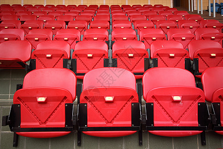 红色明亮体育场座位站立椅子民众足球推介会运动竞技场水平长椅游戏图片