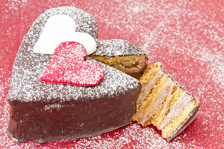 巧克力蛋糕的心形片馅饼棕色红色白色桌子巧克力蛋糕背景图片