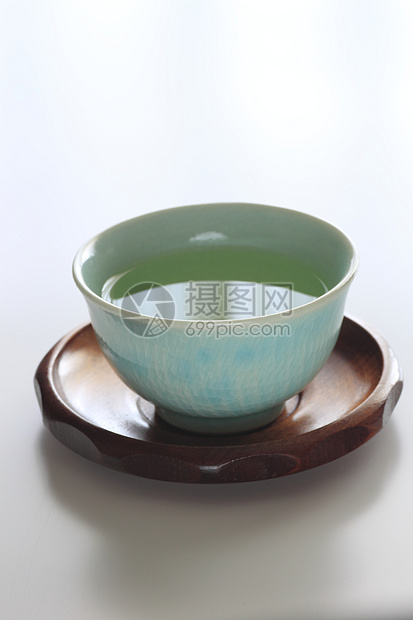 白色背景的绿茶叶杯子绿茶时间文化传统图片