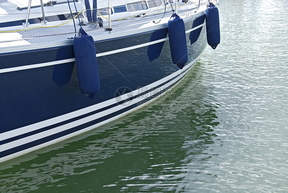 平静水上蓝色机动艇图片