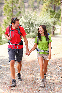 一对夫妇徒步旅行男人夫妻朋友们女士旅行者生态旅游情侣女孩友谊男性图片