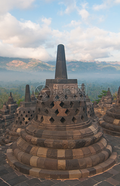 印度尼西亚中爪哇博罗布杜尔寺旅游纪念碑遗迹日出雕像废墟佛教徒建筑学佛塔宗教图片