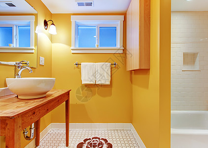橙色浴室和现代水槽图片