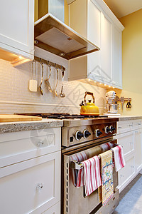 黄色厨房 有白色的橱柜和炉子木头火炉家电硬木房子财产房地产公寓台面建筑学图片