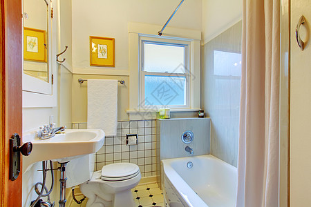用旧的洗手间和瓷砖换个简单的厕所图片
