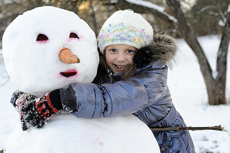 快乐的小女孩雪人女性幸福孩子季节童年女孩图片