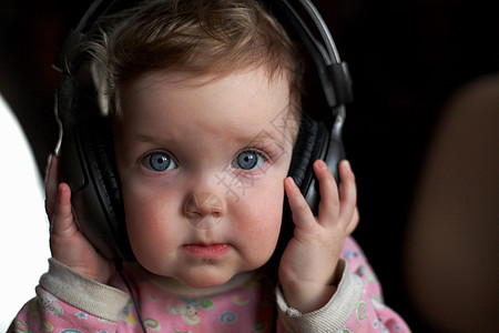 听音乐技术婴儿女孩爱好音乐房间生活孩子活动童年图片