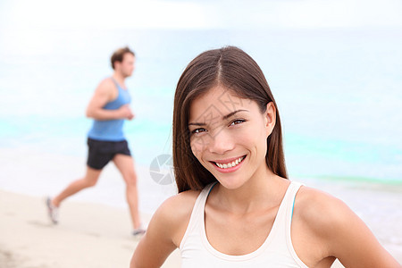 运动妇女肖像慢跑者女士混血赛跑者运动员跑步者夫妻海滩海洋女孩图片