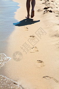 沙子上的脚印女性海岸脚步娱乐烙印海浪海洋女孩季节海景图片