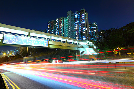 城市中的光线小道图片