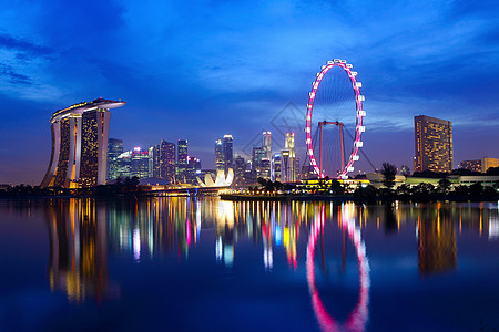 新加坡夜间市中心天际景观反射城市摩天大楼生活正方形场景蓝色图片