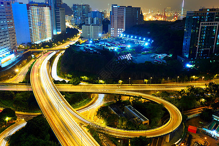 在现代城市的夜间高速公路土地划分交通风景车道大灯立交桥速度运输街道图片