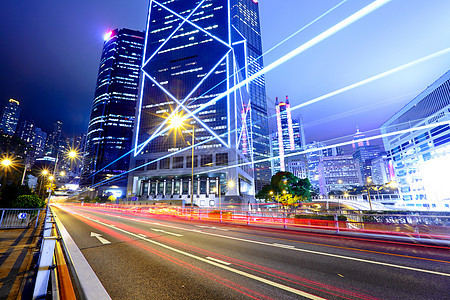 夜间城市的光线小径地标天际运输旅行建筑驾驶商业公共汽车速度街道图片