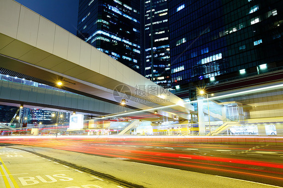 夜间与城市交接公共汽车蓝色运动建筑摩天大楼日落戏剧性旅行地标办公室图片