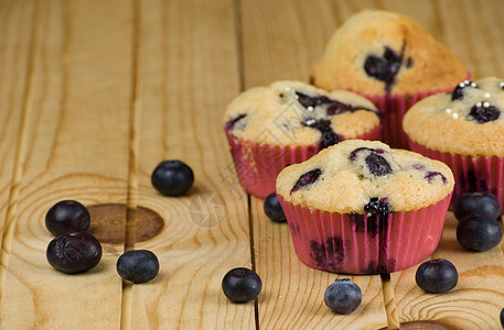 蛋糕甜品蓝莓松饼营养水果糖果小吃木头糕点甜点蛋糕蓝色浆果背景