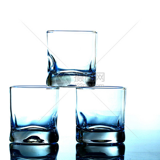 玻璃背景血管饮料液体强光庆典杯子蓝色派对陶器酒吧图片