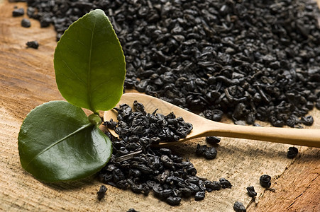 清茶和干茶黑色绿色勺子宏观药品享受文化白毫草本草本植物图片