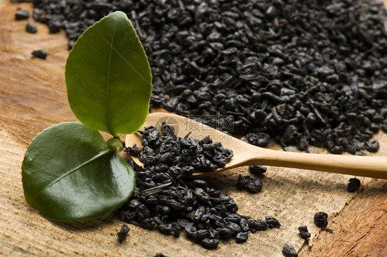 清茶和干茶黑色绿色勺子宏观药品享受文化白毫草本草本植物图片