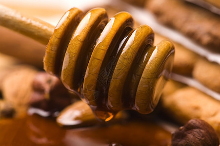 自制蜂蜜蛋糕核桃奶油盘子蜂蜜棕色坚果烹饪糖果甜点美食图片