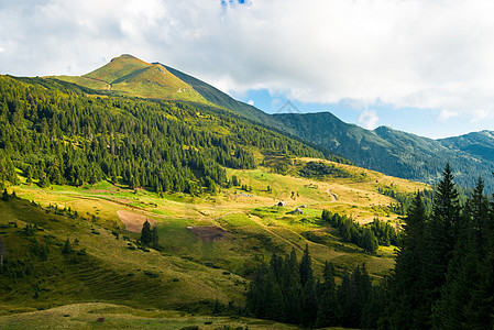 乌克兰喀尔巴阡山山脉景观蓝色踪迹草地岩石石头远足旅行边界冒险旅游图片