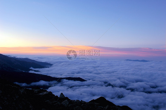 山顶的阴云笼罩全景爬坡顶峰旅游气氛岩石场景天堂多云天气图片