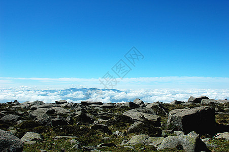 山顶的阴云笼罩空气全景顶峰爬坡岩石地平线场景多云气氛天堂图片