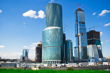 建造摩天大楼晴天天空窗户蓝色办公室财产城市玻璃金融商业图片