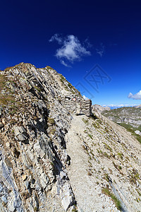 高山路径石头全景小路远足天气爬坡蓝色公园建筑旅行图片
