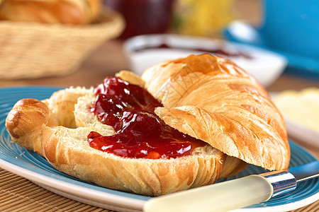 与草莓 Jam 的Croissant黄油早餐面包红色水果食物糕点包子浆果小吃图片