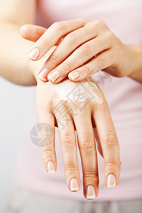 美丽的女性手和奶油化妆品女士女孩美甲指甲润肤皮肤手指女性化护理图片