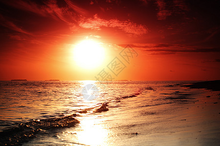 日落在海中金子太阳海浪地平线天气假期海洋晴天蓝色场景图片