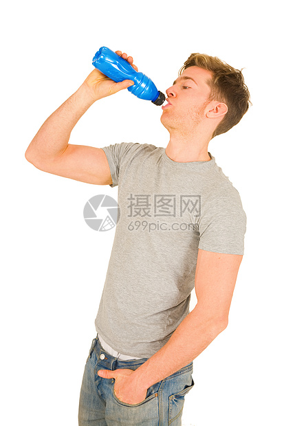 青年男子饮用能源饮料图片