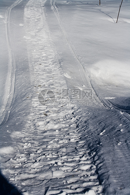 雪雪车轨图片