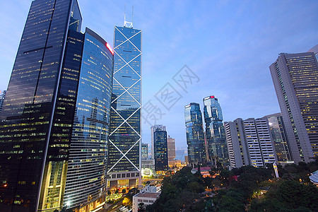 晚上在香港的办公大楼建造玻璃日落天际蓝色景观摩天大楼反射旅游建筑图片