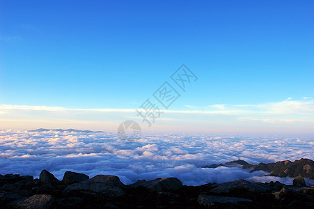 云层天空日出场景天气风景白色地平线多云蓝色阳光图片