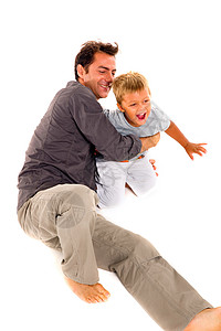 父亲与儿子一起玩休闲装两人两个人家庭男人男生孩子赤脚拥抱背景图片