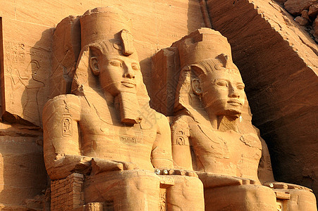 埃及Abu Simbel的Ramses II雕像地标法老女王岩石上帝废墟石头雕塑旅游宽慰图片