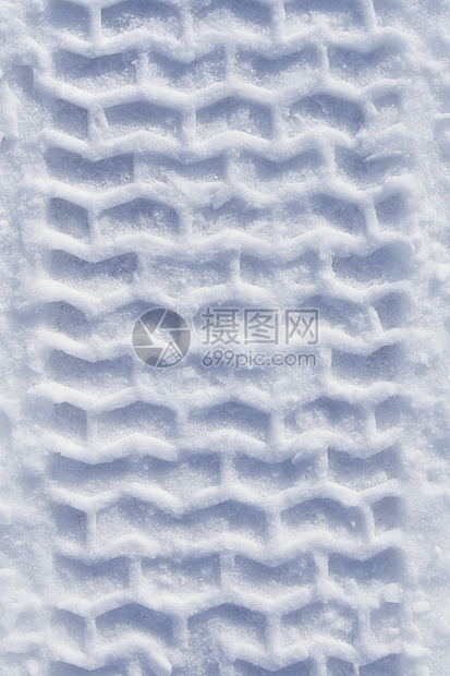 雪中重轮胎轨图片