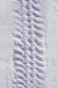 积雪中的轮胎轨运输旅行交通天气驾驶白色牵引力车轮轮缘国家图片