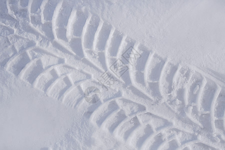 积雪中的轮胎轨轮缘车辆国家卡车橡皮牵引力天气运输交通白色图片