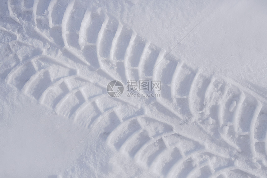 积雪中的轮胎轨轮缘车辆国家卡车橡皮牵引力天气运输交通白色图片