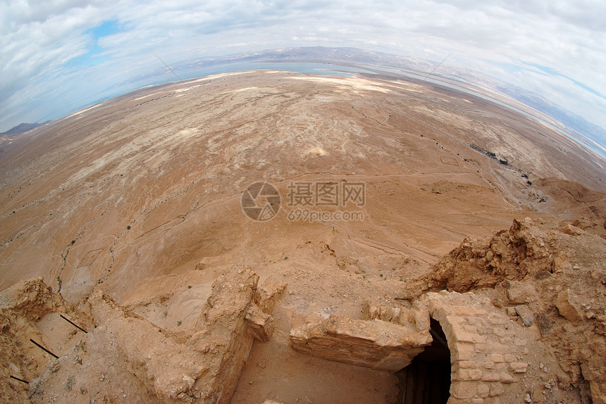 从马萨达堡垒观测到死海附近沙漠景观的鱼眼岩石历史性考古学峡谷砂岩山脉废墟历史死海失真图片