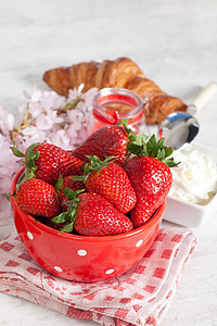 草莓水果茶点羊角红色绿色奶油面包饮食浆果活力图片