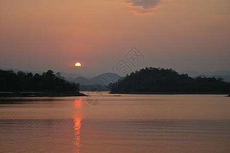 日落在泰国大坝上美丽地平线反射天空黄色涟漪荒野戏剧性阳光太阳图片