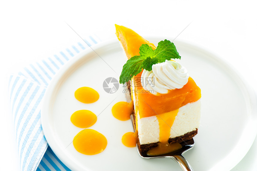 一个芒果奶酪蛋糕 白色背景的芒果芝士蛋糕 作为工作室sho开心果糕点馅饼奶油果汁盘子黄油橙子柠檬水果图片